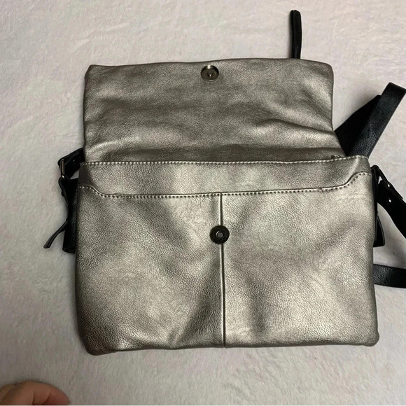 Kenneth Cole Reaction silver fold over purse adjustable strap - Picture 12 of 12